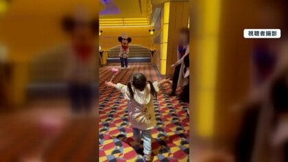 コロナ禍にはかなわなかった“ミッキーと念願のハグ”をする3歳の女の子が「かわいすぎる！」と話題【動画再生数1000万回以上】
