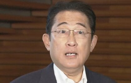 “裸足”で笑顔…岸田首相も「公邸忘年会」に参加していた　長男は更迭も…“私的スペースだから問題ない”　