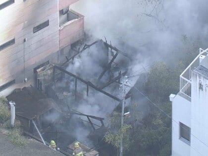 木造平屋建ての住宅が全焼する火事 隣の3階建てアパートの一部も燃えるもケガ人なし 愛知県刈谷市