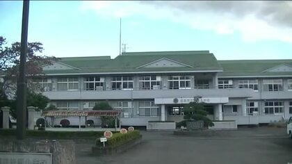 再びクマ目撃　福島市の佐原小学校　朝早く駐車場に2頭の熊　児童の登校やめオンライン授業に