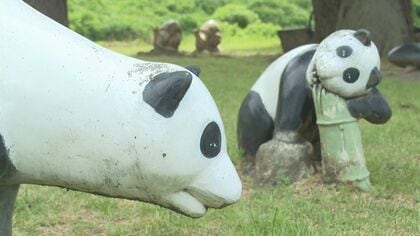 目つきが悪い」公園に怖～いパンダ？そのワケは…どこか遠い目のサルや