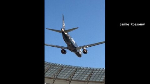 【映像】スタジアム上空をスレスレ低空飛行　あわや衝突　パフォーマンスに安全性巡り物議　南アフリカ