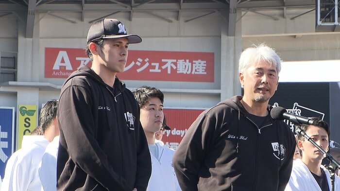 佐々木朗希(左)と吉井理人監督(右)