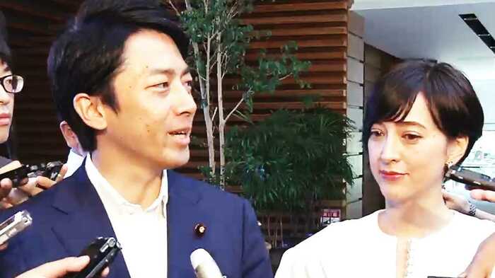 首相官邸で結婚報告をする小泉氏と滝川クリステルさん
