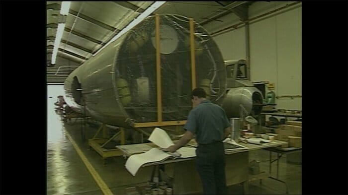 大量の図面を使ったエノラ・ゲイの復元作業(1990年当時)