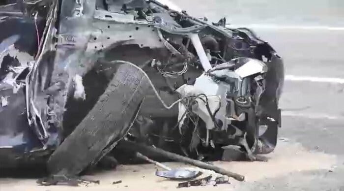 右前部が大破した乗用車