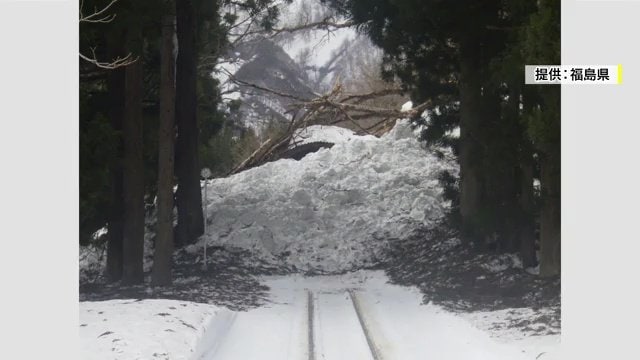 線路を塞ぐ大量の雪(提供:福島県)
