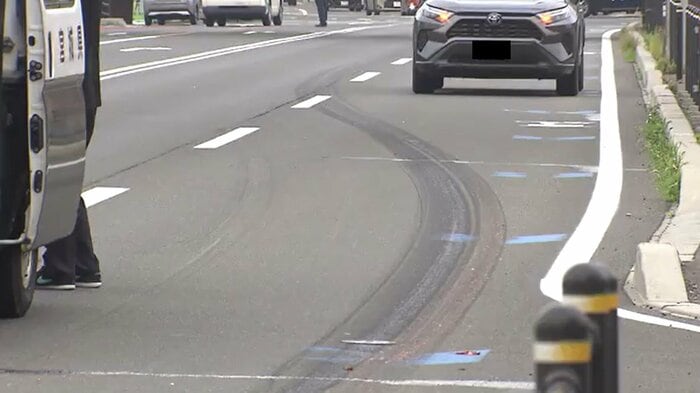 道路に残る蛇行の跡 ※画像は一部加工