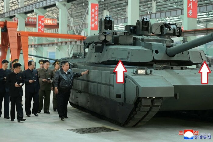 金正恩総書記が視察した北朝鮮軍の新型戦車。矢印は「新型能動防護総合体?」