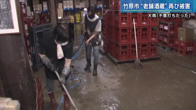 店内を清掃する地域の人たち