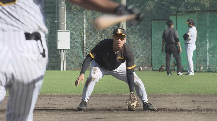 2024年秋季キャンプでノックを受ける佐藤輝明