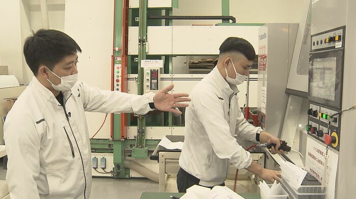ダオさん(左)は技能実習生(右)の指導役