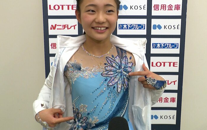 衣装のポイントは胸元にある結晶だという和田