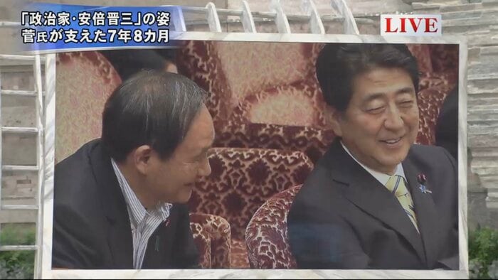 菅義偉 前内閣総理大臣(左)、安倍晋三 元内閣総理大臣