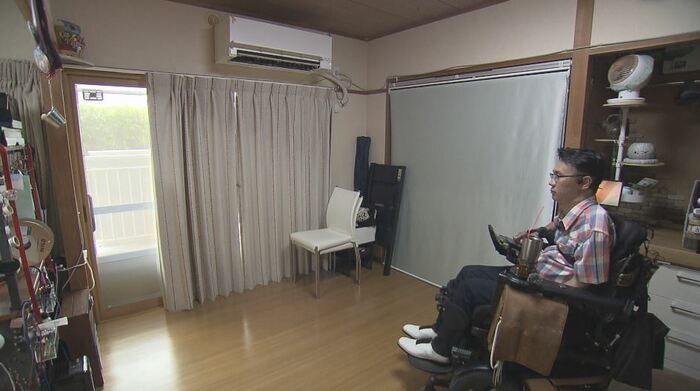 「アレクサ」を使いカーテンを開ける堀内さん
