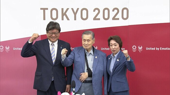 17日、ガッツポーズで写真撮影 森会長・萩生田文科相・橋本五輪相