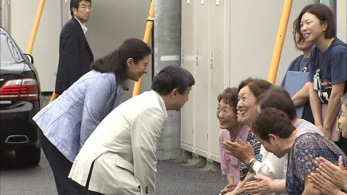平成25(2013)年8月 仮設住宅で住民と交流される両陛下(宮城・七ヶ浜町)