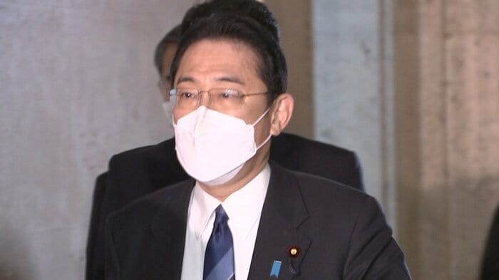 3党首会談に臨む岸田首相(4日 国会内)
