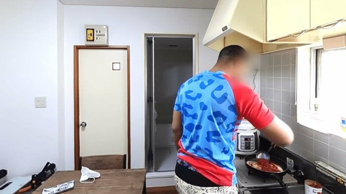 アイパッドにはアフリカ系男性が映し出される