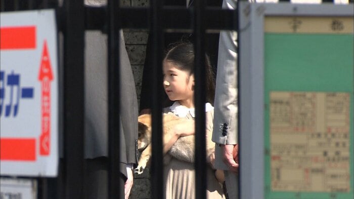 御料牧場に向かうため宇都宮駅に到着された愛子さまの腕の中にはゆりの姿が 2009年
