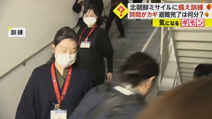 非常階段を駆け下りる職員や店舗スタッフ