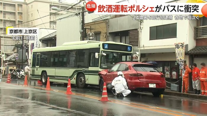 バスに衝突するポルシェ