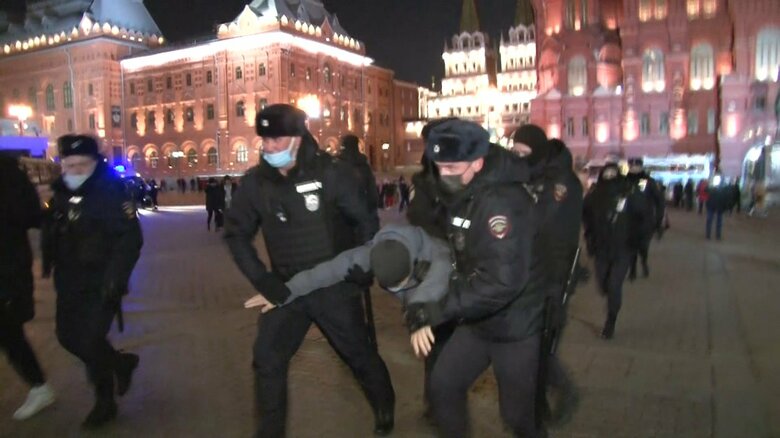 「赤の広場」近くで無言の訴え…ロシア33都市で反戦デモ　約800人拘束｜FNNプライムオンライン
