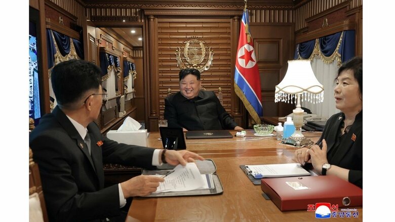 金正恩総書記が特別列車で北京に向け出発　列車の中で外相らと談笑する姿　北朝鮮メディアが写真付きで報道｜FNNプライムオンライン