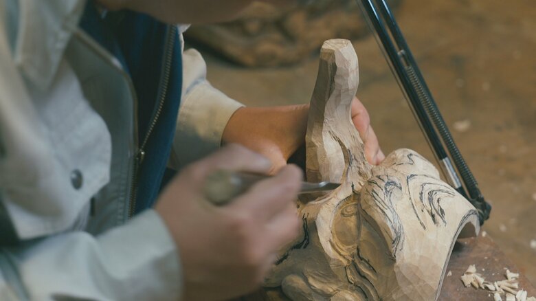 「見栄を切る時にパチッと表情が決まるように」春の獅子舞に向けて天狗の面を彫る井波の職人技｜FNNプライムオンライン