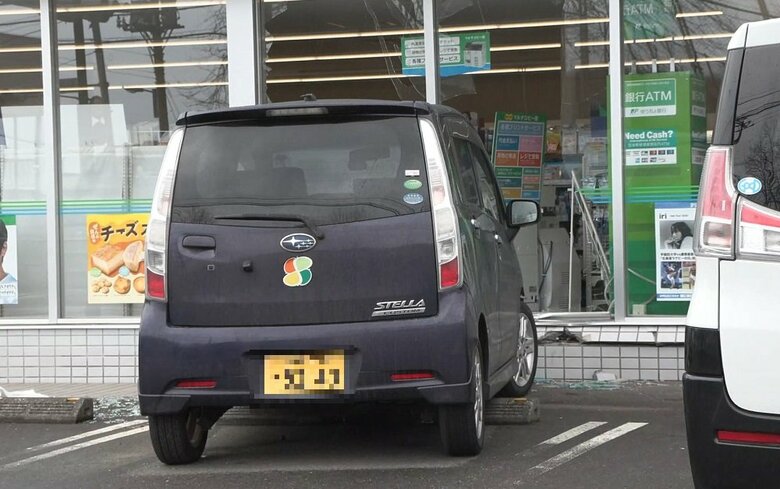 【速報】「店に車が突っ込んできた」高齢ドライバーの車がコンビニに衝突しガラス散乱…運転していた70代女性が搬送＜北海道室蘭市＞｜FNNプライムオンライン