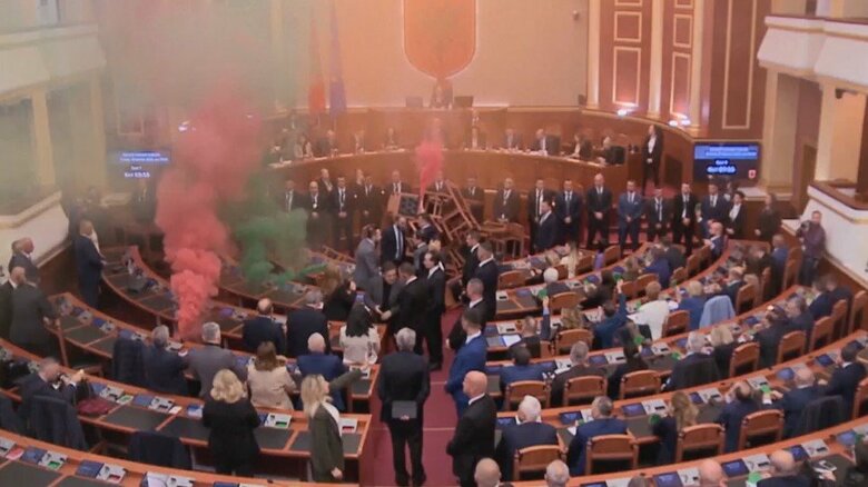発煙筒を手に抗議する野党議員…一時は炎も上がり騒然　“ヨーロッパ最貧国”アルバニアの国会が大混乱｜FNNプライムオンライン