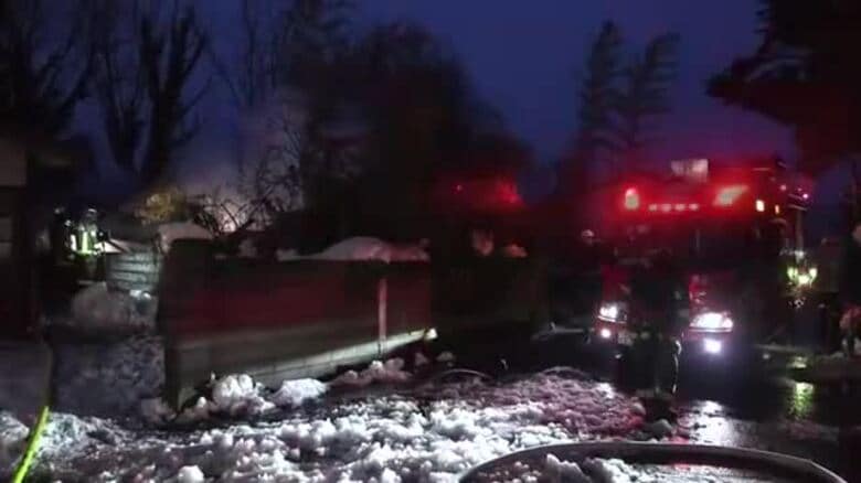 大仙市で住宅など2棟全焼する火事　焼け跡から男性の遺体見つかる　火元の住人と連絡取れず　秋田｜FNNプライムオンライン