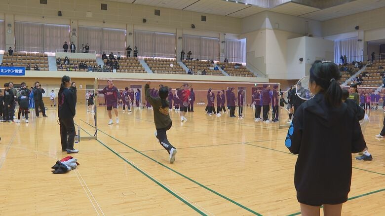 小中学生のバドミントン教室　国内トップ選手が指導　岩手県花巻市｜FNNプライムオンライン