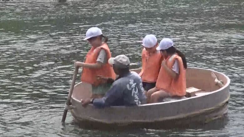 佐渡観光のシンボル“たらい舟” 地元児童が操縦に挑戦「難しかった」「海の中がきれいだった」新潟｜FNNプライムオンライン