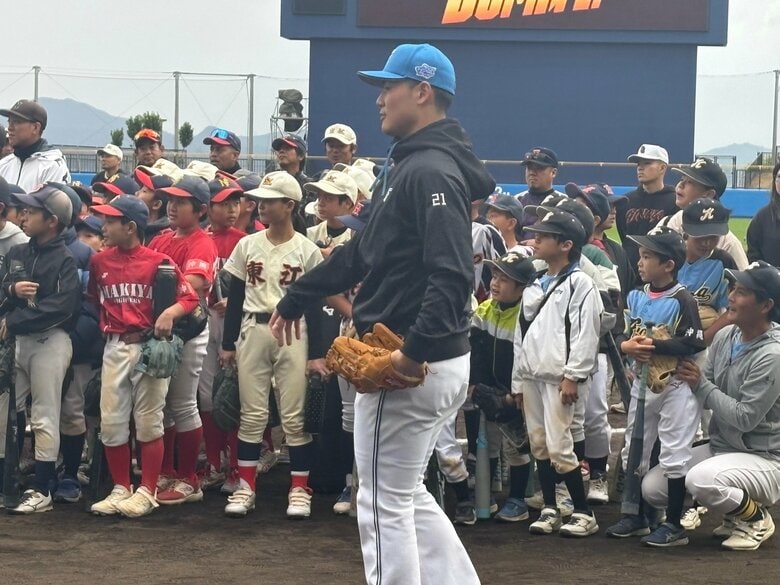 【ファイターズ】豪華すぎる野球教室・ファイターズ選手ら15名の登場に大歓声｜FNNプライムオンライン