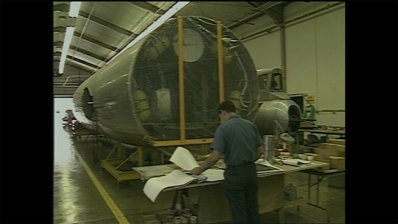 大量の図面を使ったエノラ・ゲイの復元作業(1990年当時)