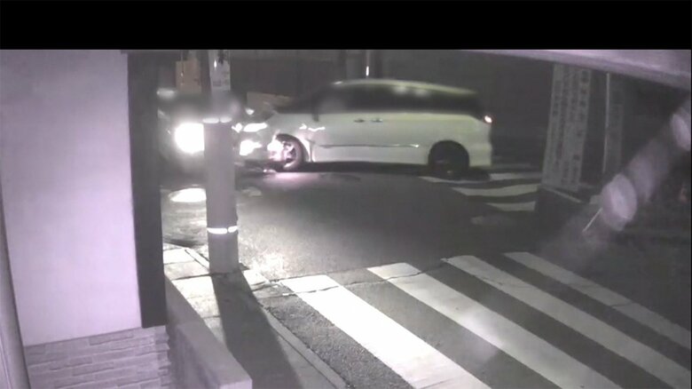 画面の奥から走ってきた乗用車と右から来たワゴン車が出合い頭に衝突した(茨城・古河市)