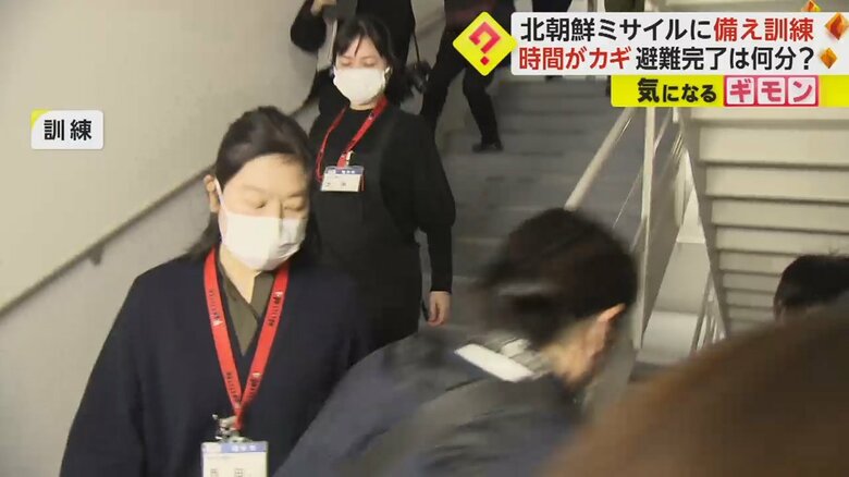 非常階段を駆け下りる職員や店舗スタッフ