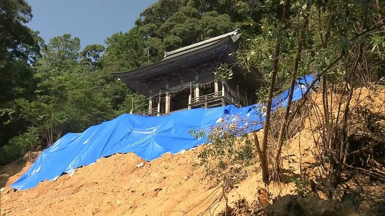 境内が崩落した拝殿