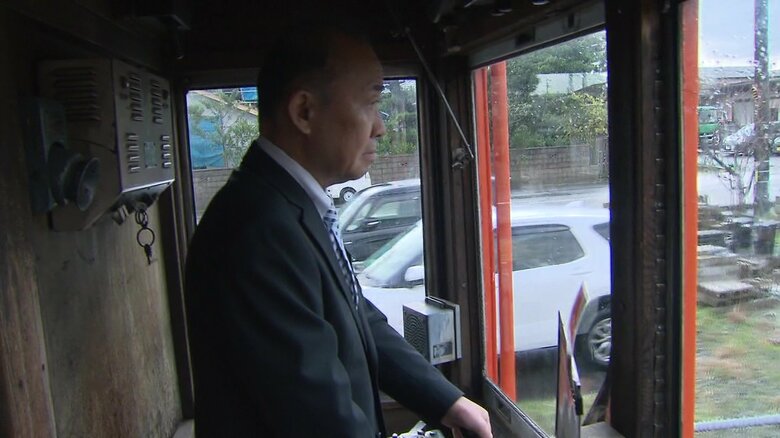 電車を運転する一畑電車の石飛貴之取締役