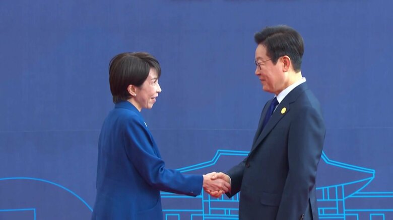 笑顔で握手する高市首相と韓国の李在明大統領（10月31日午前）