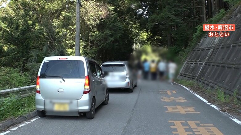 諦めた様子でその場を離れるネパール人のグループ