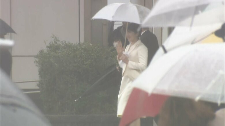 鳥羽駅に到着され笑顔で手を振る愛子さま