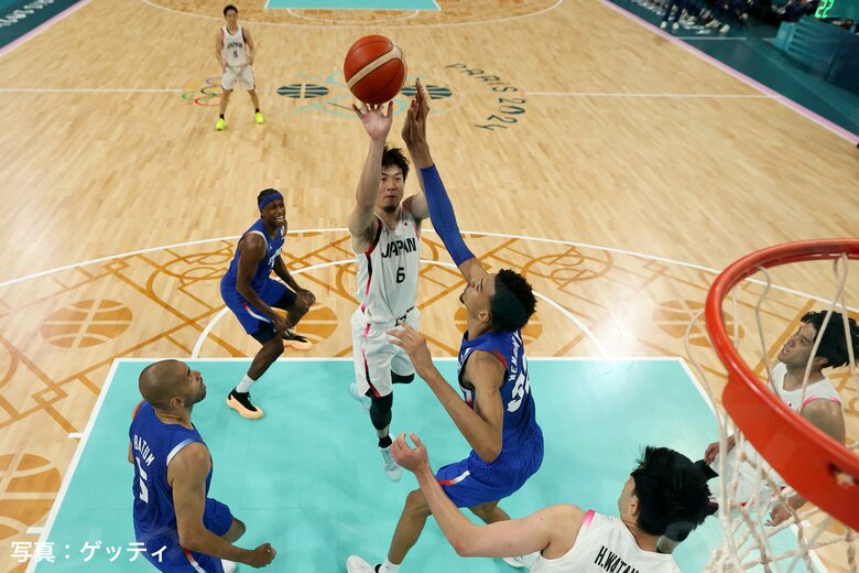 シュートを狙う比江島慎（中央）（30日、ピエール・モロワ競技場）