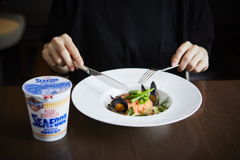 オールデイダイニング＜樹林＞シーフードヌードルを詰めたスモークサーモンと白身魚のファルス　スープ仕立て（提供京王プラザホテル）