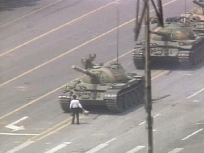 戦車の前に立ちはだかった男性（1989年6月）