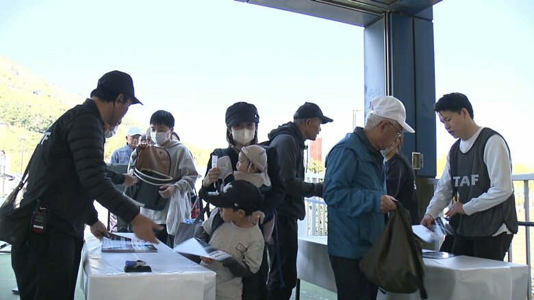 開幕戦に駆け付けたファンたち（3月15日）