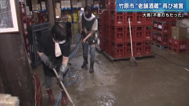 店内を清掃する地域の人たち