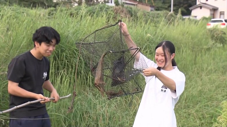 アメリカザリガニを捕獲する生徒たち