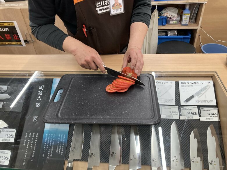 包丁の試し切り（提供：アークランズ株式会社）